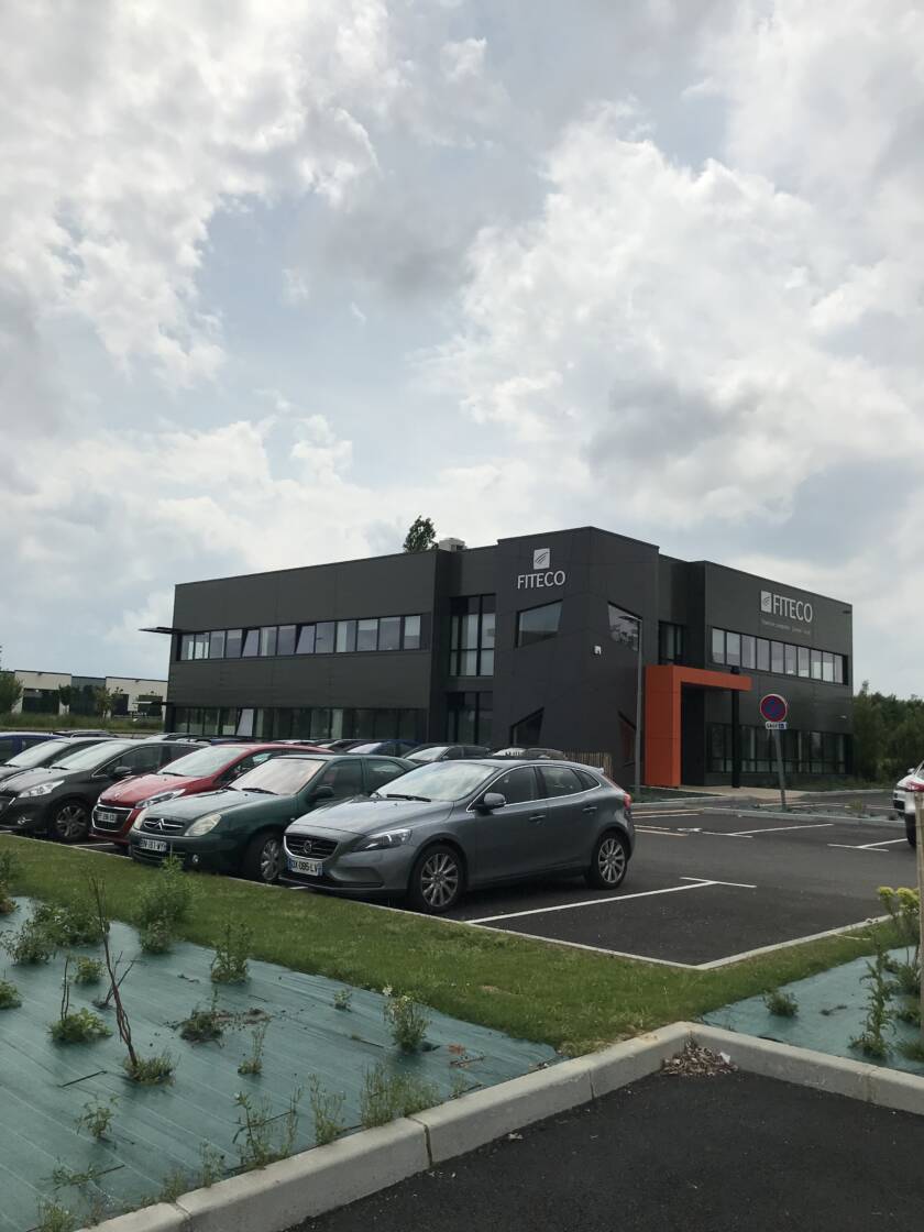 Vue latérale depuis un parking sur le siège de FITECO à la Z.I Cocherel à Evreux (27)