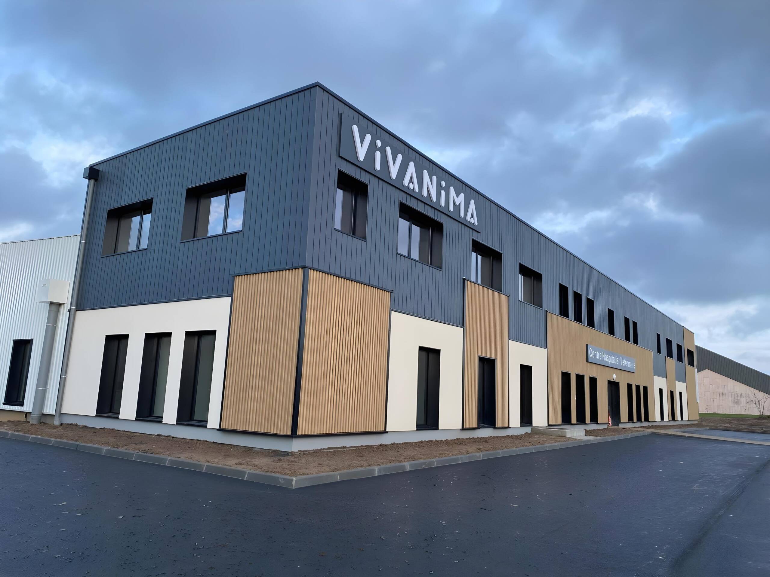 Vue extérieure latérale d'une clinique vétérinaire à Mesnil-Esnard (76)