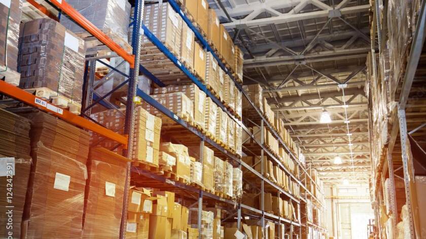 Rangée de rack de stockage dans un entrepôt logistique