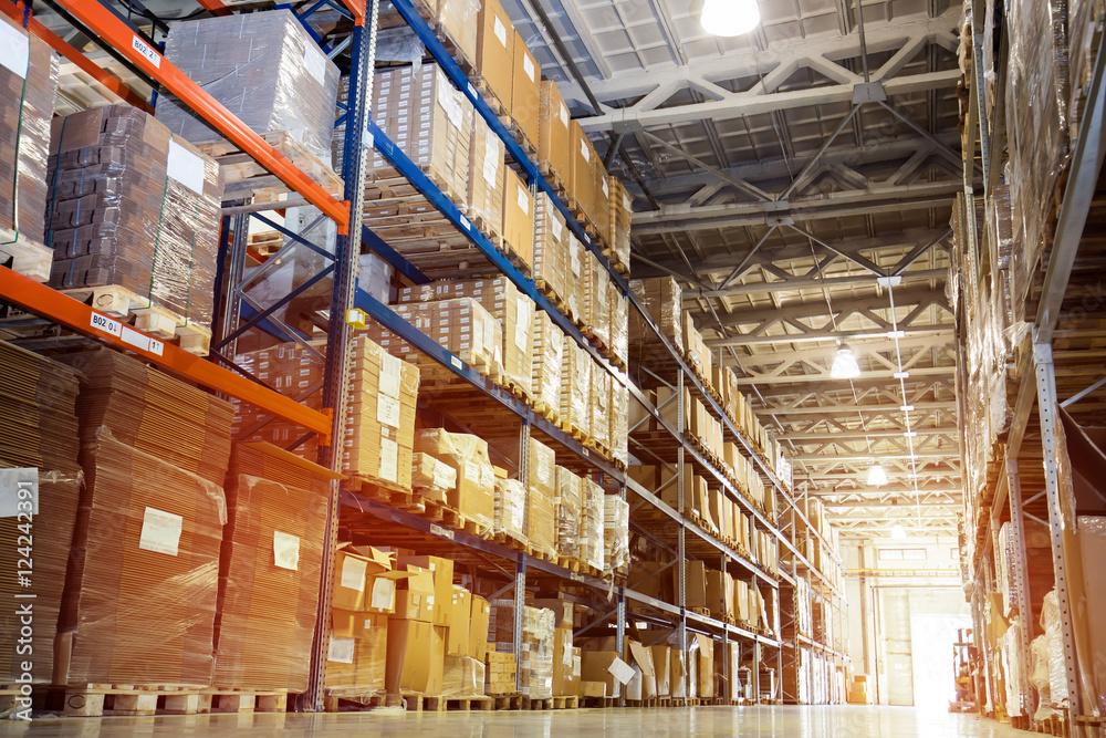 Rangée de rack de stockage dans un entrepôt logistique